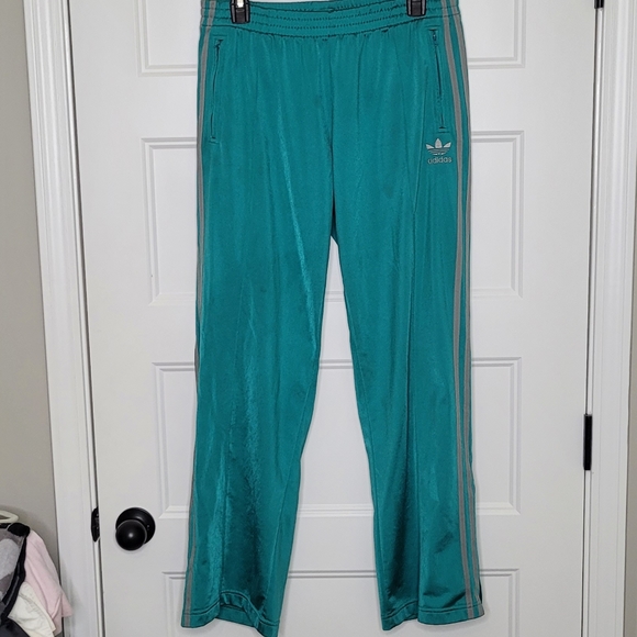 Vintage Wideleg Adidas Stripes Track Pants w Zipper pockets and bottoms